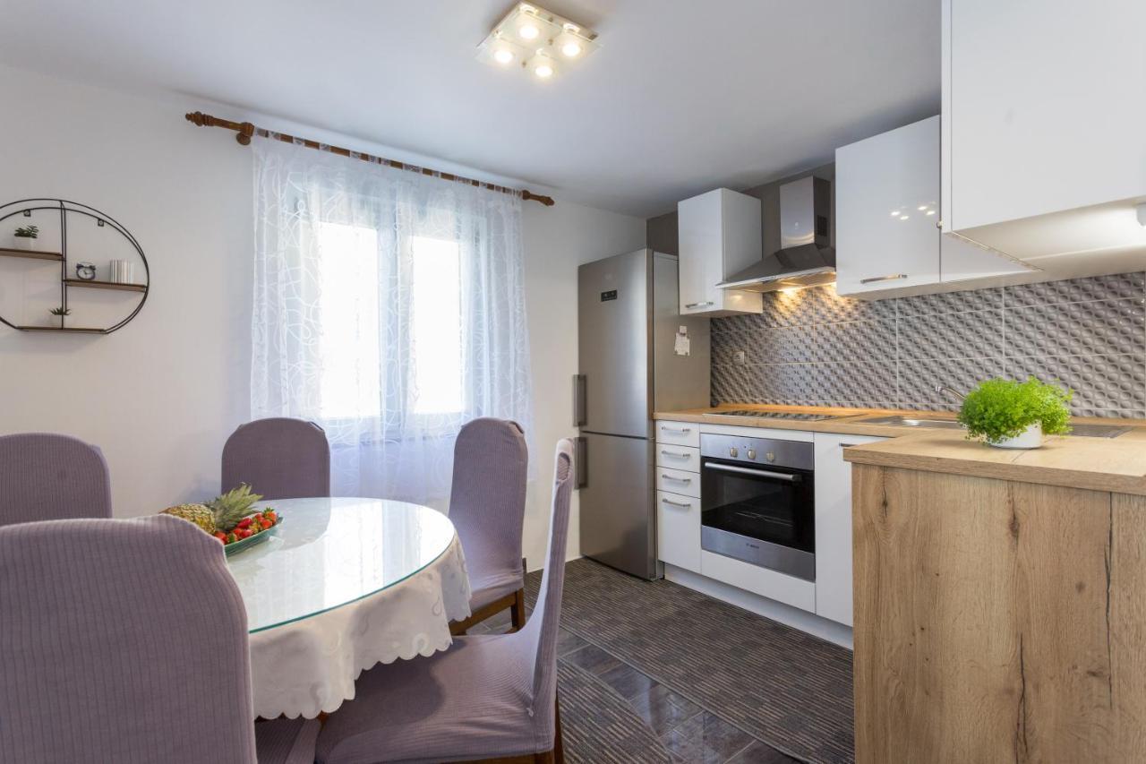 Apartments Lidija - Sea View Apartment With Exclusive Right Of Using Hot Tub Or Split Level Apartment With Exclusive Right Of Using Pool Podstrana Exterior photo